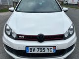 une Volkswagen Golf GTR blanche garée sur le bord de la route