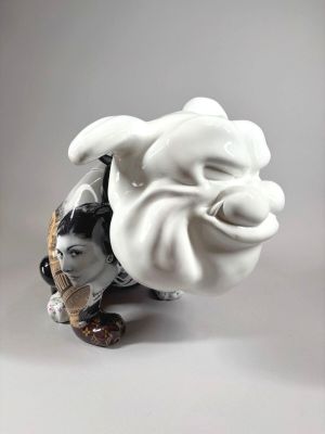 figurine en porcelaine représentant un homme barbu au visage de femme