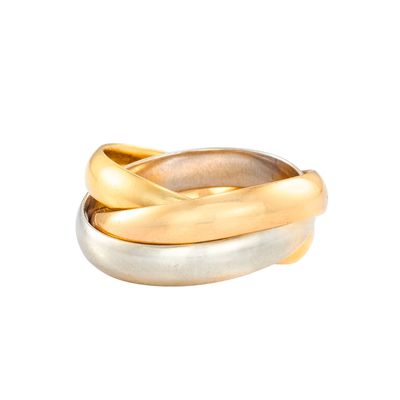 deux bagues en or et en argent sur fond blanc