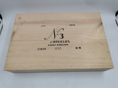 un coffret en bois contenant une bouteille de vin