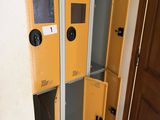 deux casiers jaunes dans un couloir, à côté d'une porte