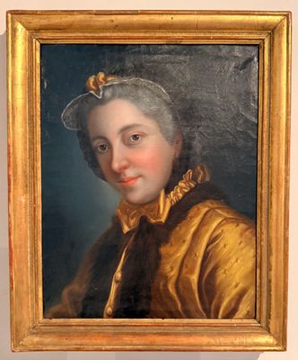 portrait d'une femme vêtue d'un manteau doré et d'un chapeau noir