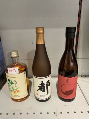 trois bouteilles de vin posées les unes à côté des autres sur un comptoir