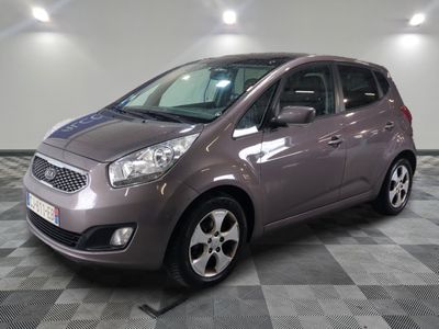 la petite voiture est garée sur le sol en damier du garage