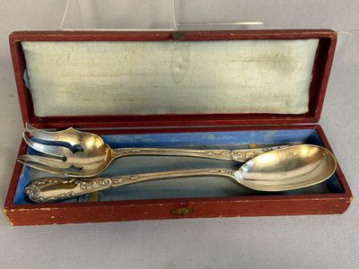 two spoons and a spoon spoon in a box
