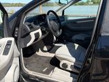 l'intérieur d'une voiture avec la porte ouverte et le siège du conducteur abaissé
