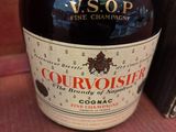 bouteille de cognac courvoisir posée sur une étagère