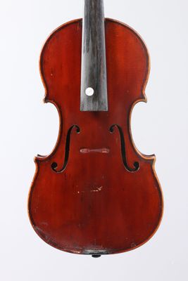 un vieux violon sur un support sur fond blanc