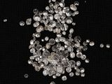 un tas de diamants sur fond noir