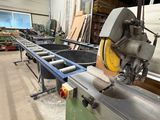 une machine qui découpe un morceau de bois dans une pièce