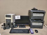 un bureau équipé d'un ordinateur, d'une imprimante, d'un clavier, d'une souris et d'autres appareils électroniques