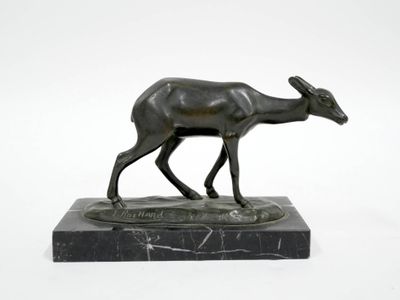 Irénée ROCHARD (1906-1984) La biche Bronze à patine vert-bru…