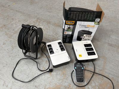 Plusieurs appareils électroniques sont posés par terre à côté d'une boîte