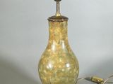 une lampe posée sur une table à côté d'une lampe