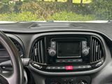 l'intérieur d'une voiture avec un volant, un tableau de bord et les commandes du tableau de bord