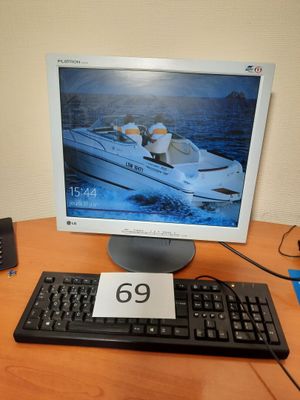 un écran d'ordinateur posé sur un bureau avec un clavier et une souris