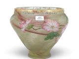un vase en verre orné de fleurs roses peintes