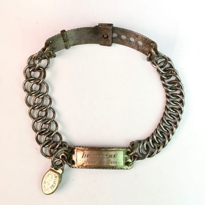 un bracelet en métal muni d'une chaîne et d'un cadenas