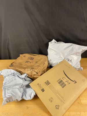 une boîte brune sur une table en bois avec un sac brun dessus