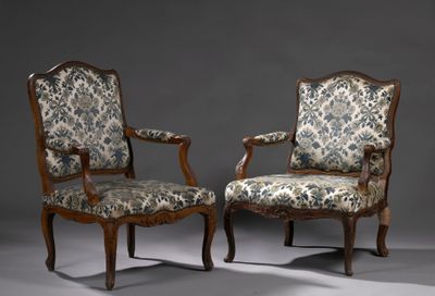 paire de fauteuils en noyer de style Louis XV
