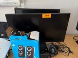 un bureau sur lequel se trouvent un ordinateur portable, un écran et d'autres appareils électroniques