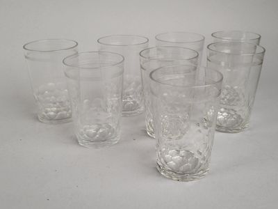 six verres posés les uns à côté des autres sur une table