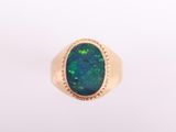 une bague en or sertie d'une pierre oplite au centre