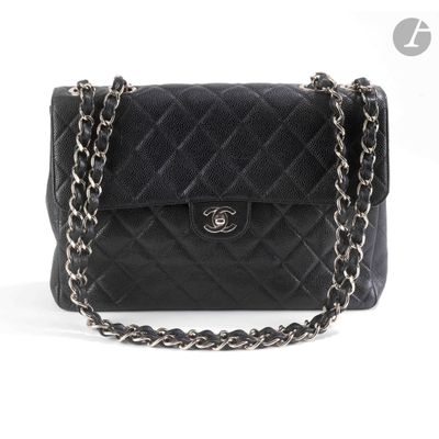 un sac à bandoulière Chanel en cuir matelassé noir, muni d'une bandoulière en chaîne