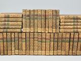 les livres sont empilés les uns sur les autres sur une surface blanche