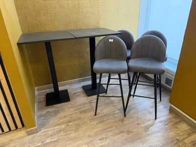 deux chaises et une table dans le coin d'une pièce
