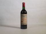 une bouteille de vin posée sur une table