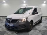 la camionnette blanche est garée sur le sol en damier d'une pièce