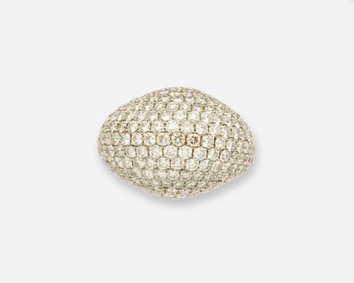 une bague en or blanc et diamants