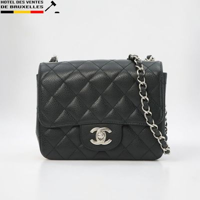 Petit sac Chanel à rabat en cuir d'agneau matelassé noir, avec des finitions argentées