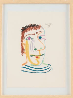 une image représentant le dessin du visage d'un homme dans un cadre en bois