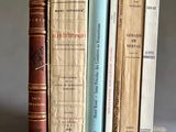 plusieurs vieux livres sont empilés sur une table