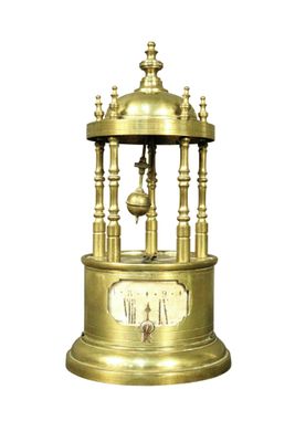 une horloge en or surmontée d'une cloche