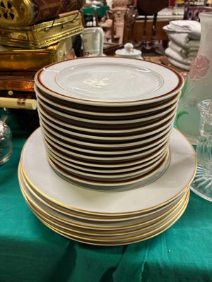 une pile d'assiettes posée sur une nappe verte