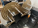 une machine posée au sol, équipée de deux bobines