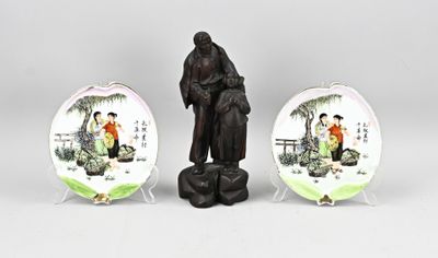 deux assiettes décoratives sur lesquelles figurent les statues d'un homme et d'une femme