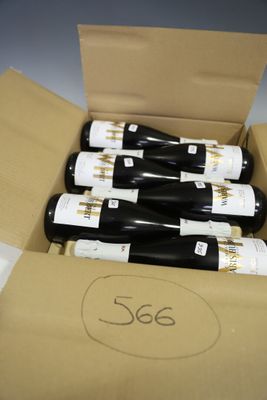 six bouteilles de vin dans un carton sur une table