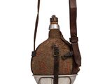 une vieille gourde munie d'une lanière en cuir