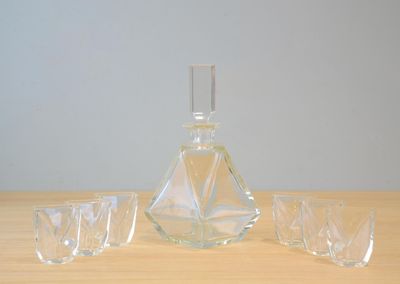 TCHECOSLOVAQUIE; Service à liqueur en cristal taillé, compre…