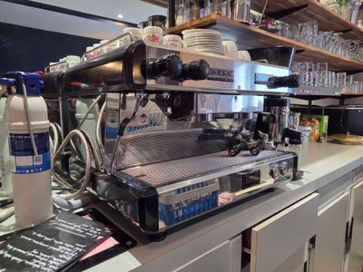 une machine à café posée sur le comptoir d'un café