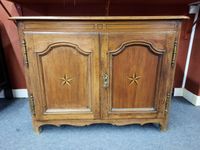 Buffet bas rustique en chêne ouvrant par deux portes à moulu… (photo 2)