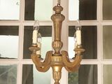 un lustre suspendu au plafond devant une fenêtre