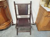 une chaise placée à côté d'une commode dans une pièce