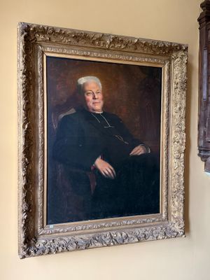 le portrait d'un homme assis sur une chaise à côté d'une horloge