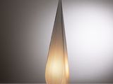 une lampe en verre posée sur une table