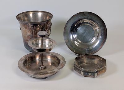 une assiette en argent et une tasse en argent posées sur une table